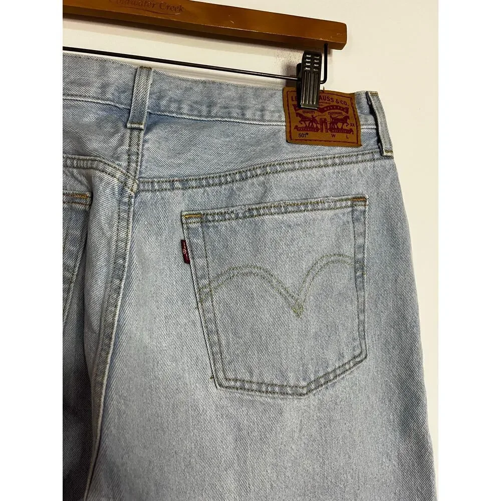 Levi's 501 90s jeans in a light stonewash. Size 33